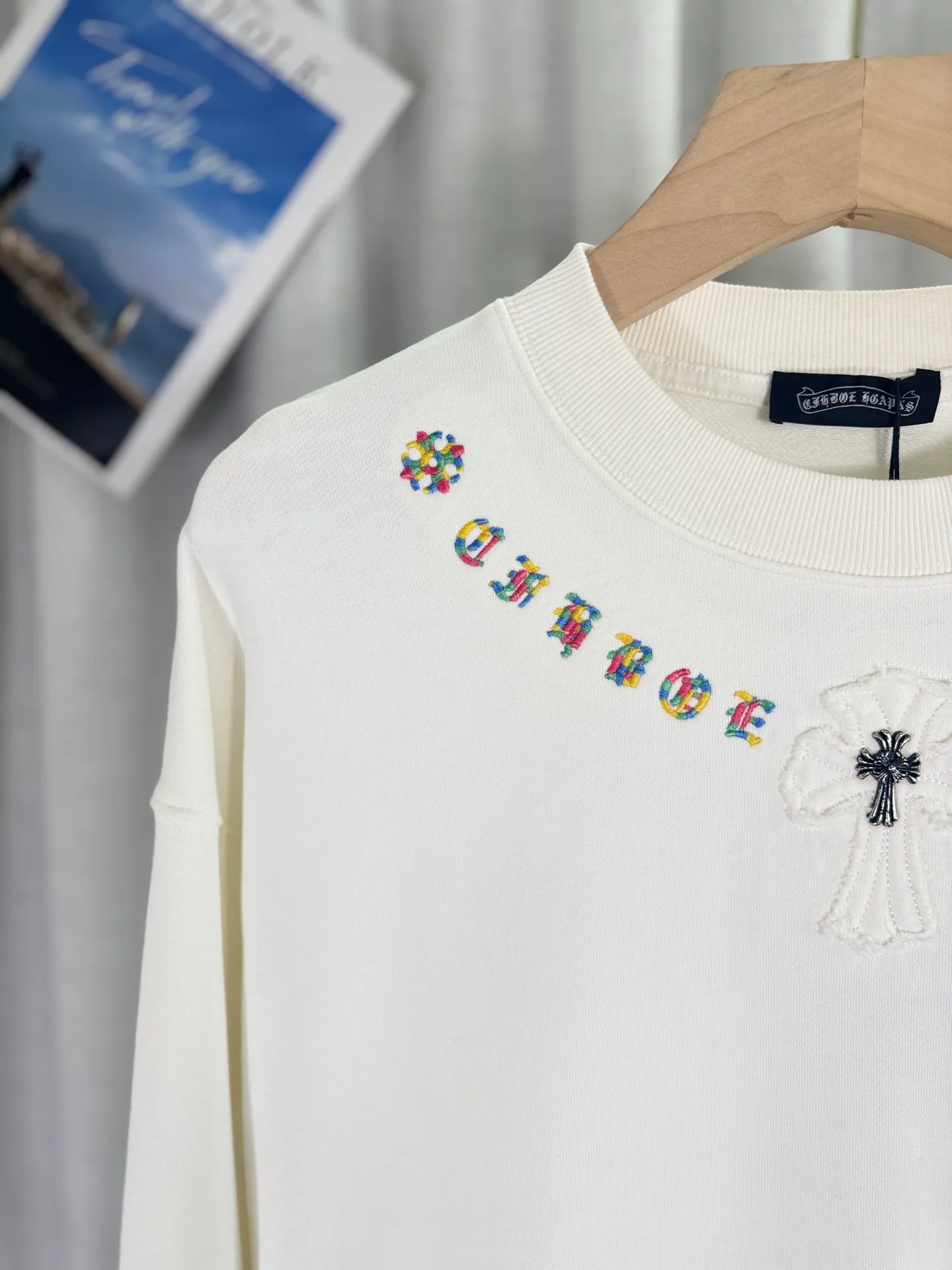 P260 top version, real shot without P, ​​different from market currency) 𝗖𝗵𝗿𝗼𝗺𝗲 𝗛𝗲𝗮𝗿𝘁𝘀/Cro Heart 2025 patch embroidery autumn and winter new original single counter American laser burnt 3D three-dimensional color embroidery couple casual sweatshirt 👑The highest version! Customized fabric 440g tripe terry fabric! American acid-washed and distressed original fabric laser burnt ✟appliqué embroidery and exquisite embroidery of letters! The best-selling model in the counter, very comfortable to wear. Accessories: original molded and authenticated collar label➕100% silk wash label. Genuine purchase-grade original hangtag��matching hanging rope➕3D hanging beads➕original packaging bag. Craftsmanship: The original version has consistent wiring! The highest version of the armhole matching technique! Color: White Black Size: S M L XL Style Number: 25-301